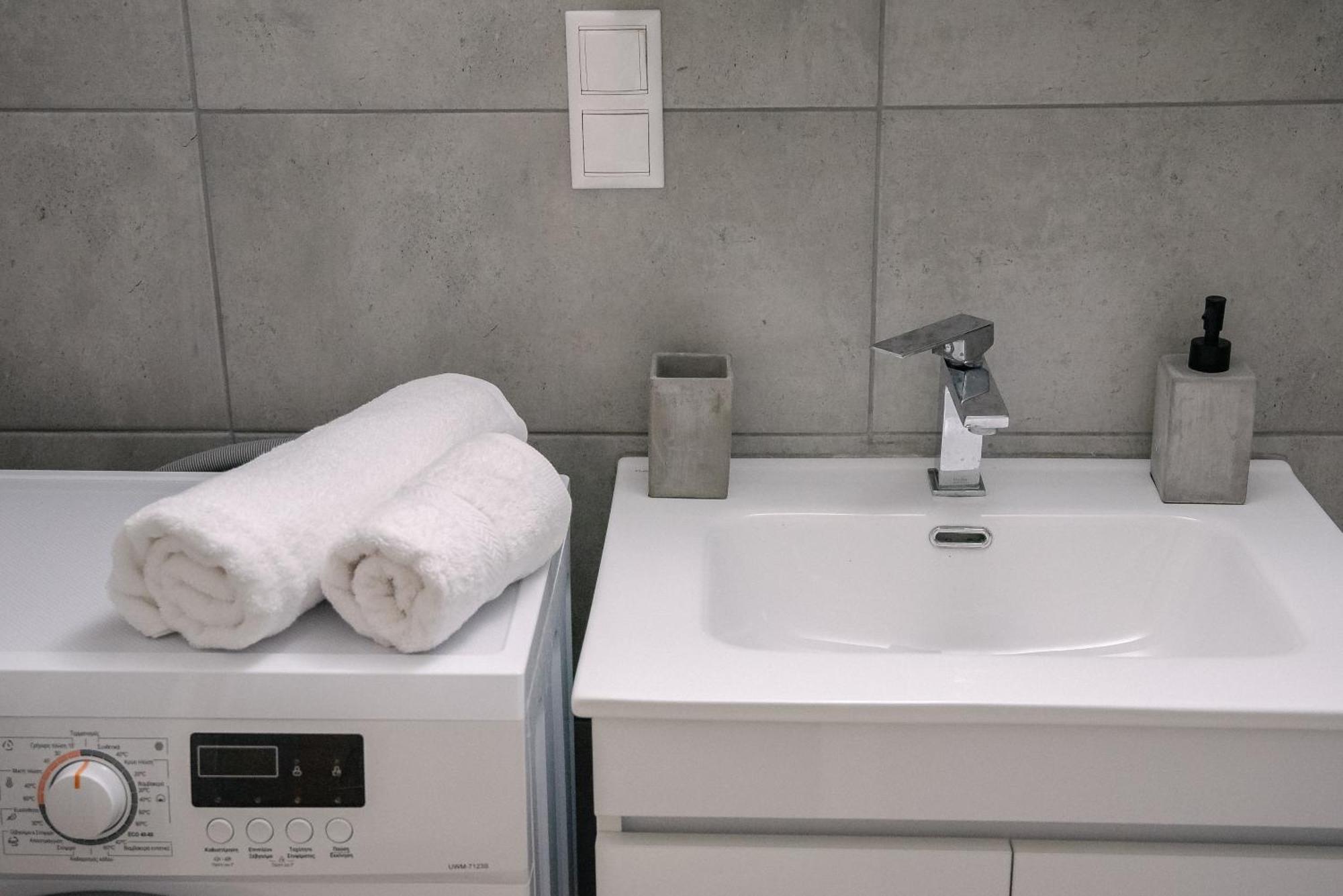 Appartamento 3Cs Athens Ampelokipoi Comfy Flat Ft Patio Airport Direct Day N Night Esterno foto