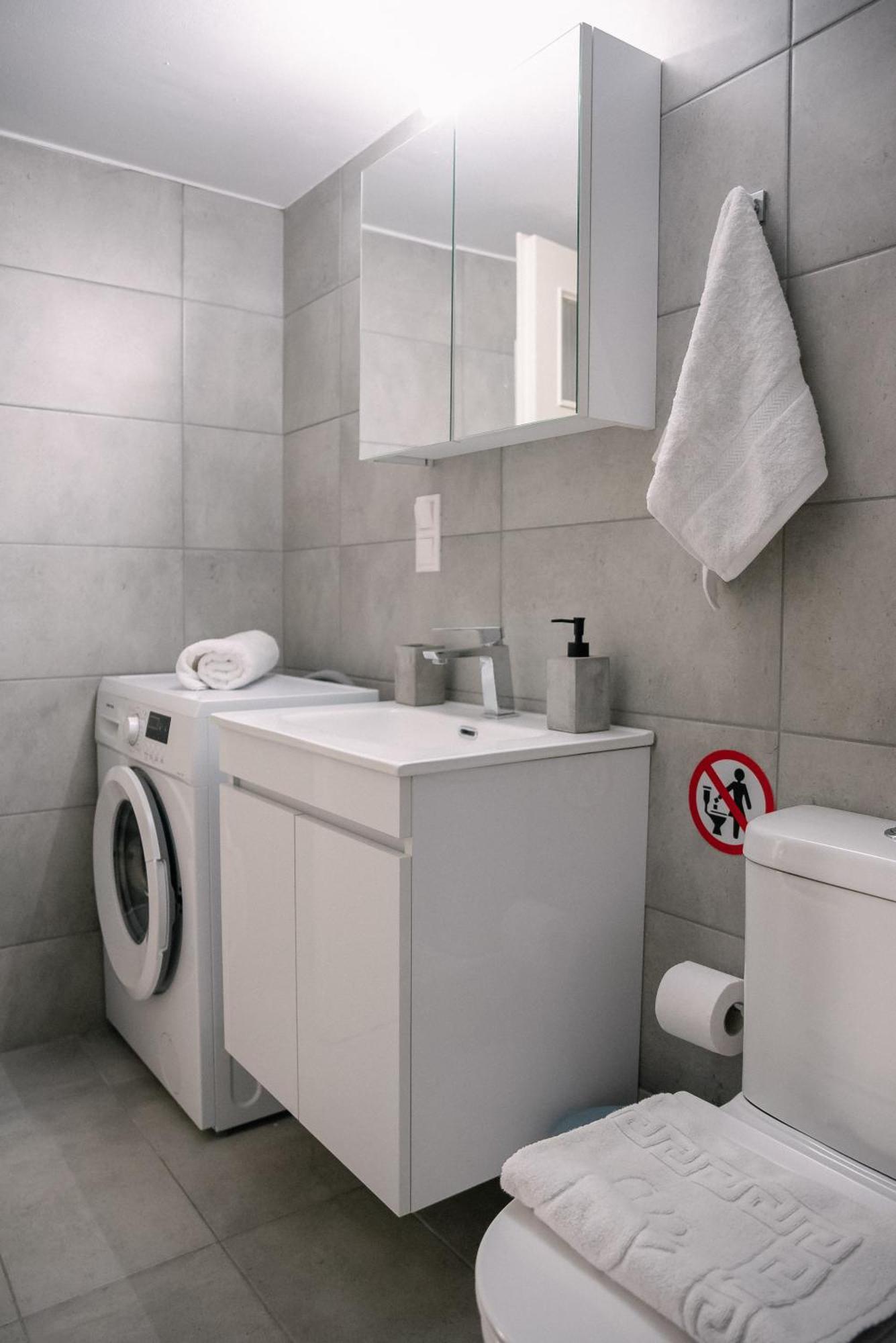Appartamento 3Cs Athens Ampelokipoi Comfy Flat Ft Patio Airport Direct Day N Night Esterno foto